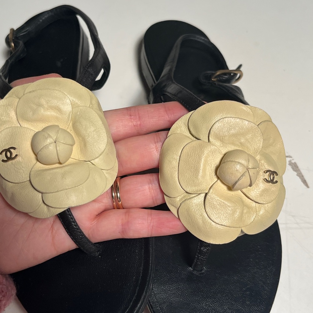 CHANEL Black Sandals with Cream Floral Accent - Picture 2 of 10